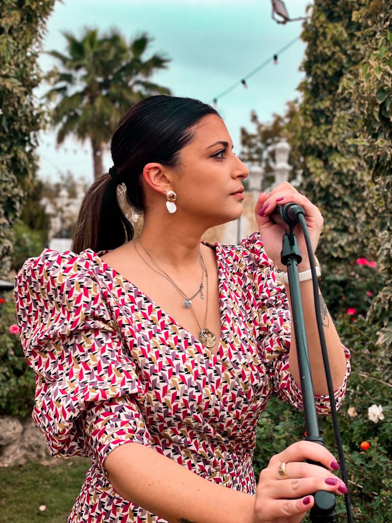 Nazaret cantando en Copa de Bienvenida